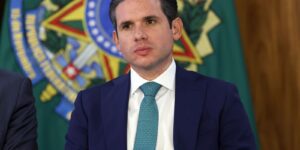 Câmara proíbe Voto de deputados no exterior Após fuga de Ramagem