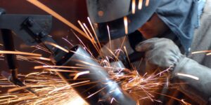 Selic em 15% causa retração na atividade econômica, apontam economistas