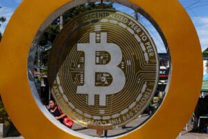 Bitcoin hoje: Criptomoeda não sustenta recuperação e volta a Cair