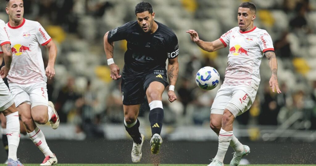 Atlético-mg visita o bragantino embalado por série invicta 1 Galo x Bragantino e1763300440739