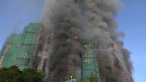 Incêndio de Grandes Proporções atinge complexo Residencial em Hong Kong