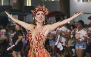 Juliana paes encanta em ensaio de rua da viradouro com brilho e simpatia