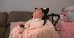 Jovem com rara condição cerebral desafia medicina e completa 20 anos