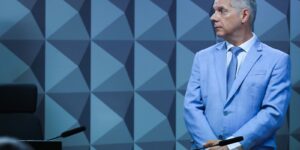 Pf aponta ex-presidente do inss recebendo propina de r$ 250 mil