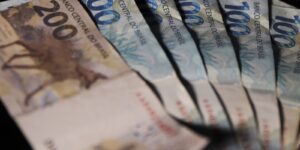 Dívida Pública Federal Atinge R$ 8,25 trilhões em Outubro, Impulsionada por Juros