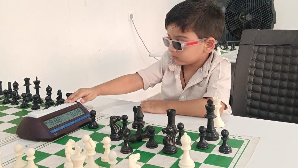 Crianca xadrez e1764847398421