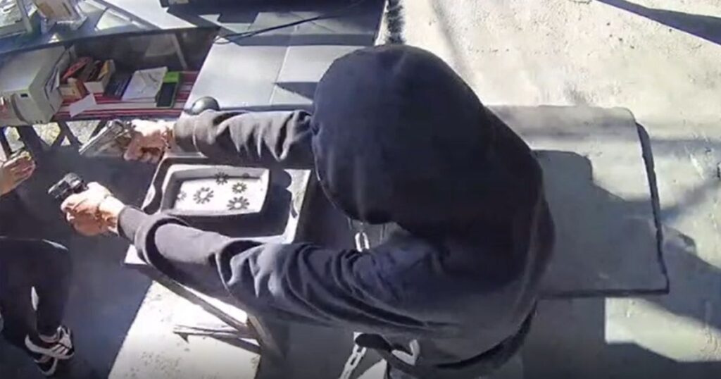 Homem atira seis vezes e com 2 armas contra ex em pastelaria de SP 1