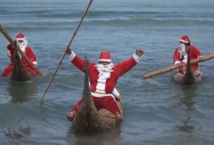 Pescadores peruanos vestem se de Papai Noel e oferecem passeios gratuitos em barcos de junco tradicionais para dar inicio as festividades natalinas