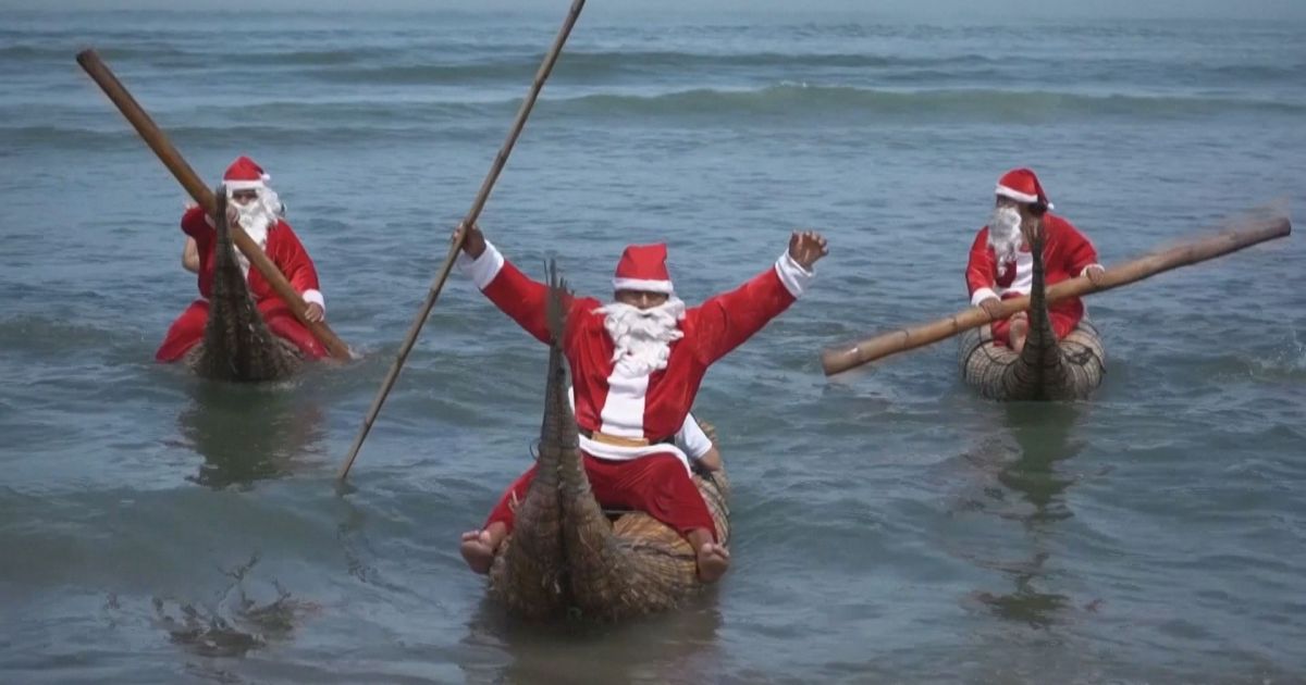 Pescadores peruanos vestem se de Papai Noel e oferecem passeios gratuitos em barcos de junco tradicionais para dar inicio as festividades natalinas