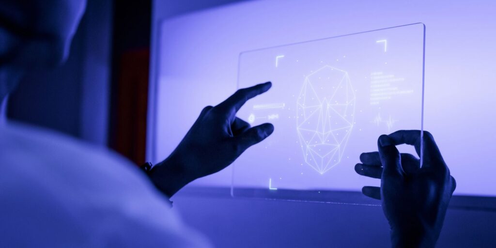 Conecta PretaLab capacita mulheres negras em IA com evento gratuito em são 1 designer usando uma tecnologia futurista de tela de tablet digital transparente