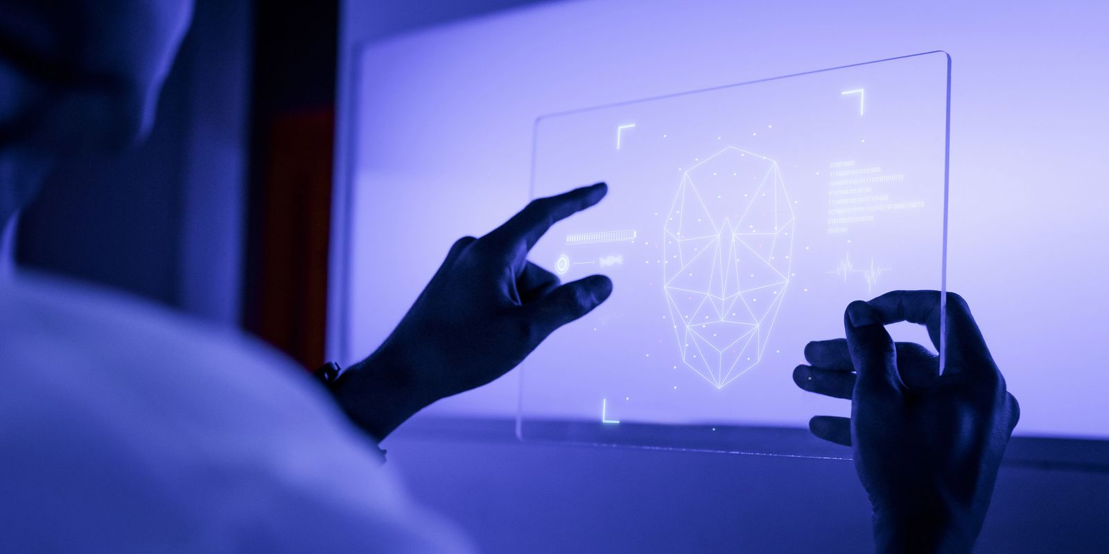 designer usando uma tecnologia futurista de tela de tablet digital transparente