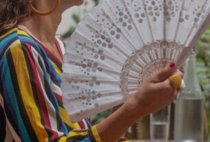 fogachos sao um dos sintomas mais conhecidos da menopausa 1